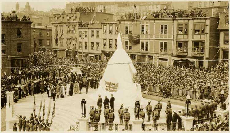 Governor William Lamond Allardyce formally accepts the Memorial on behalf of the people of Newfoundland from Robert G. Rendell, chair, Newfoundland War Memorial Committee - Gouverneur William Lamond Allardyce accepte formellement le monument au nom des habitants de Terre-Neuve de la part de Robert G. Randell, Prsident, Comit du Monument de Guerre de Terre-Neuve