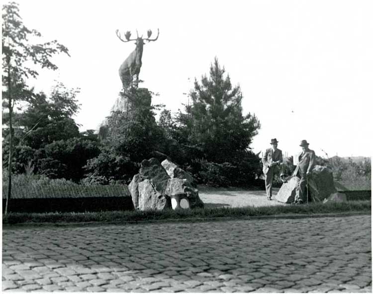 Newfoundland War Memorial, Courtrai, France, 1938 - Monument de Guerre de Terre-Neuve, Courtrai, la France, 1938.