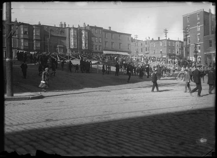 Spectators, construction of the National War Memorial, St. John's, Oct. 1923 - Spectateur, la construction du Mmorial de Guerre National, St. Johns, octobre 1923...