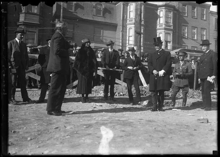 Ceremonial preparations for blasting at the construction site of the National War Memorial, St. John's, Oct. 1923 - Prparations crmonieuses pour le travail  lexplosif  la construction du Mmorial de Guerre National, St. Johns, octobre 1923