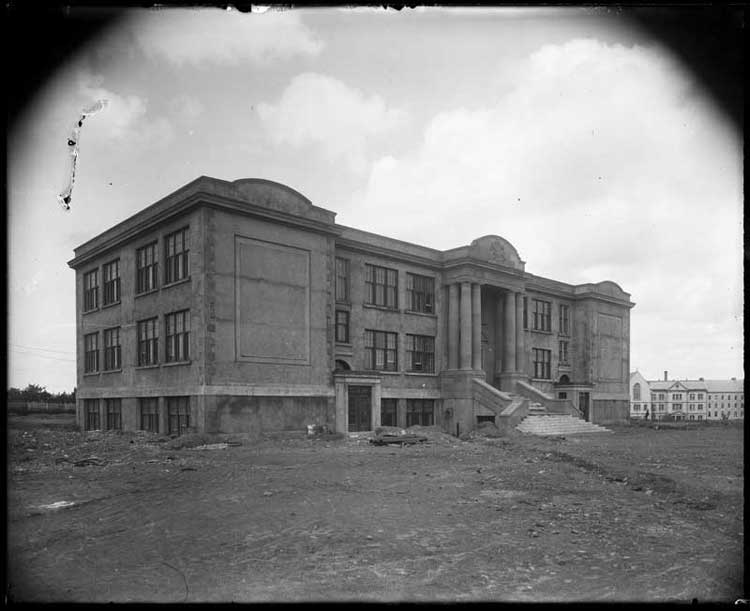 Construction of Memorial University College - La construction de lUniversit Mmorial de Terre-Neuve