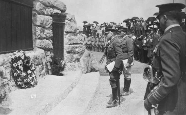 Field Marshal, Earl Douglas Haig and Lt. Col. Thomas Nangle lay wreaths at War Memorial to the Missing, Beaumont Hamel, France, 7 June 1925 - Marchal de champ, Earl Douglas Haig, et Lcol Thomas Nangle placent des guirlandes au pied du Mmorial de Guerre au Manquant, Beaumont Hamel, France, le 7 juin, 1925.