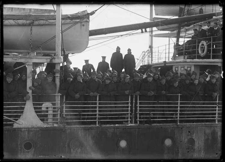 D Company leaves St. John's aboard the SS Stephano, 20 March 1915 - La compagnie D part de St Johns  bord du S.S. Stephano, le 20 mars 1915