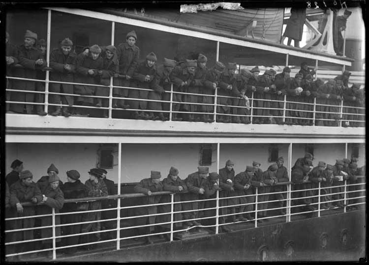 D Company leaves St. John's aboard the SS Stephano, 20 March 1915 - La compagnie D part de St Johns  bord du S.S. Stephano, le 20 mars 1915
