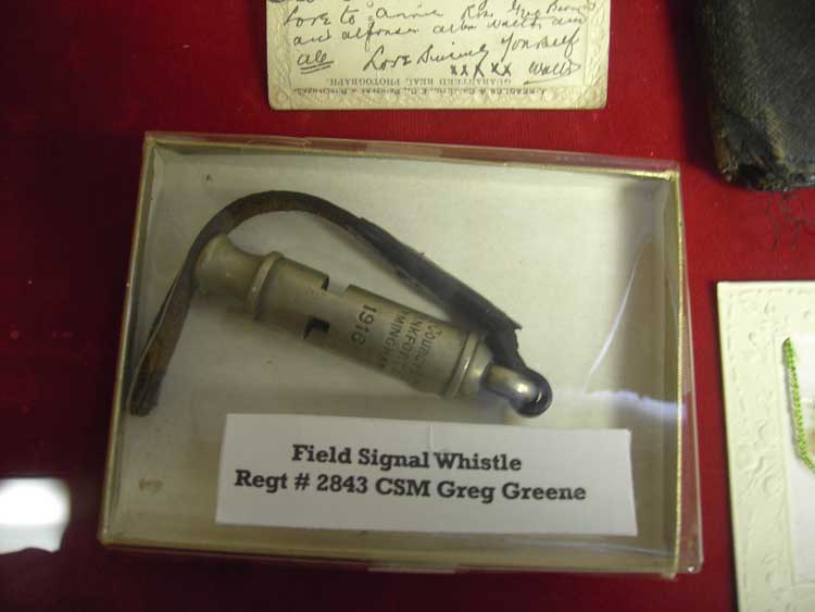 Field signal whistle owned by Greg Greene - Un sifflet de signal qui appartenait  Greg Greene